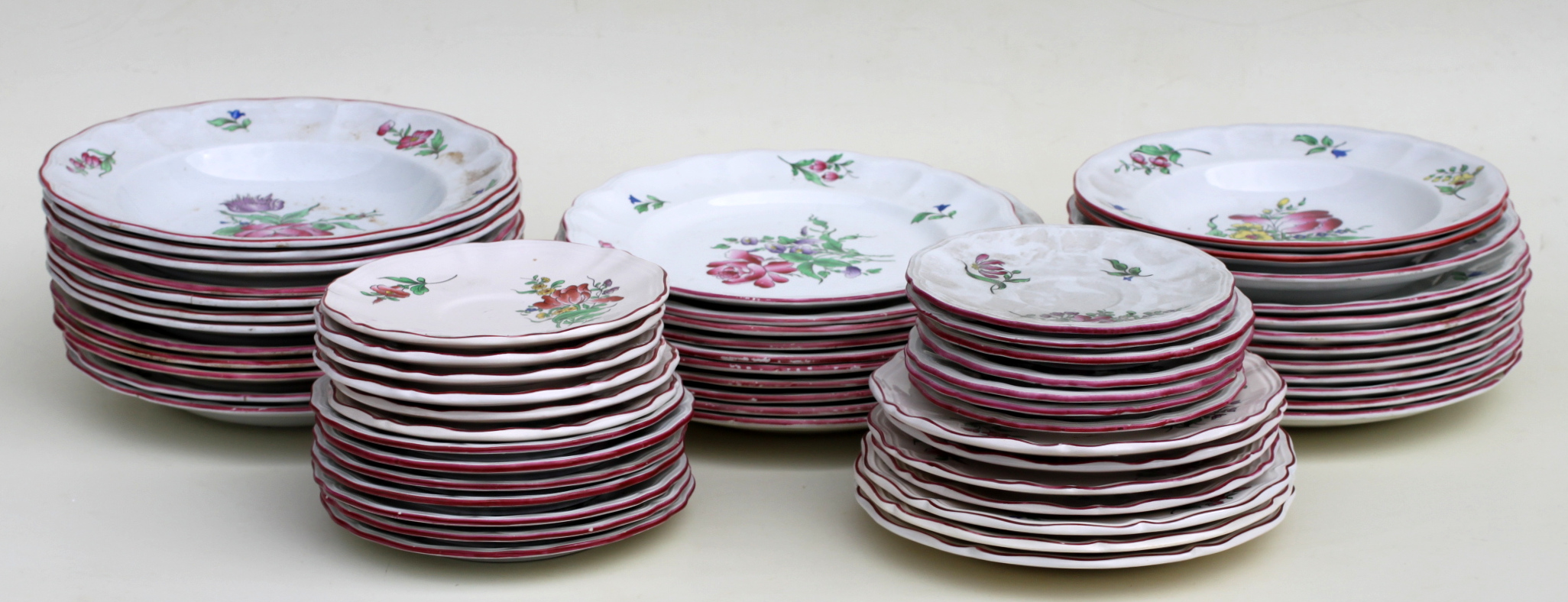 A quantity of assorted French Luneville tea and dinner wares to include soup bowls, dinner plates, - Image 3 of 4