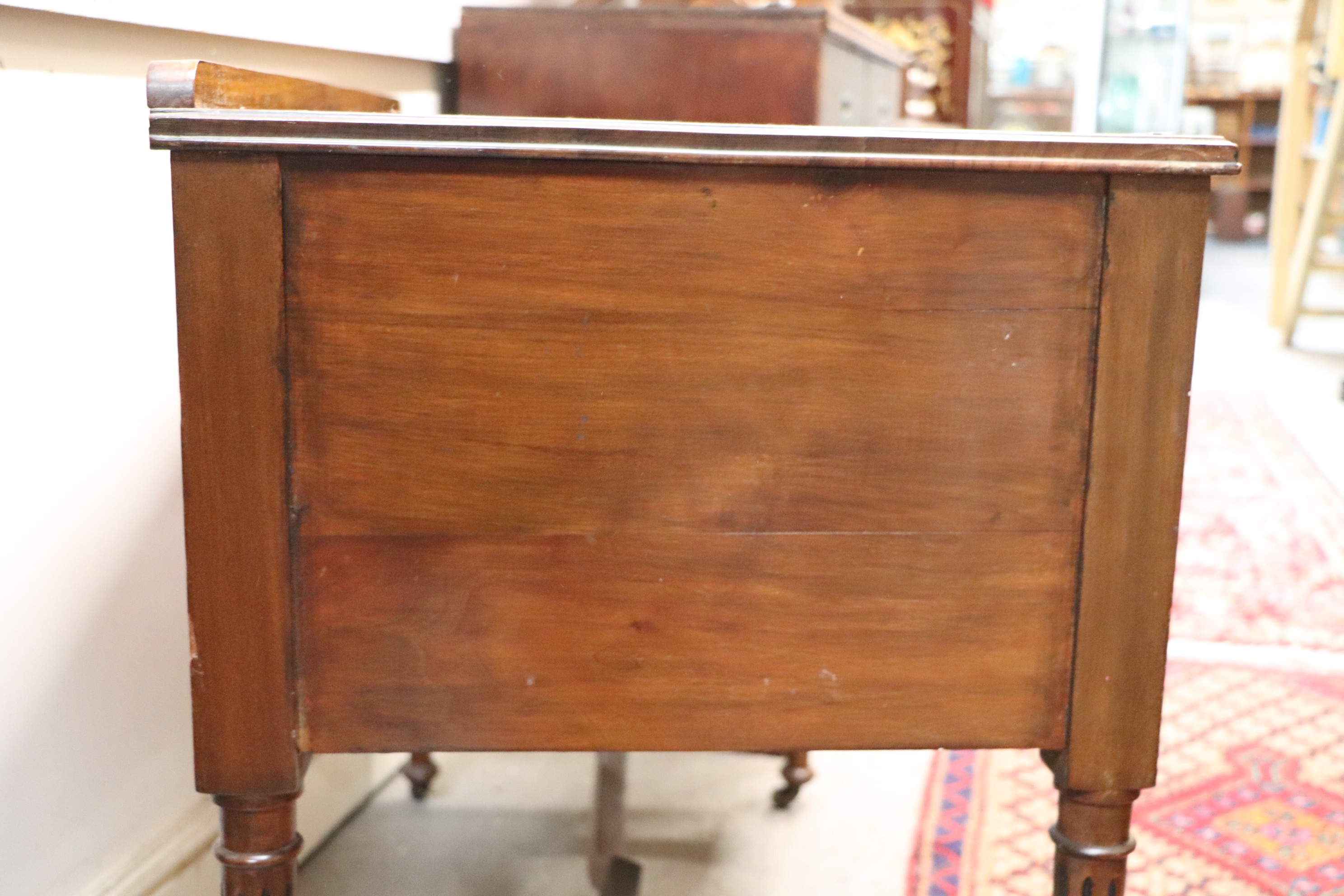 An Edwardian walnut dressing table with an arrangement of three drawers, on reeded tapering legs, - Image 5 of 7