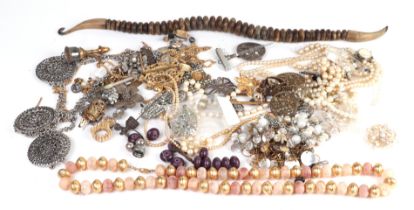 A quantity of costume jewellery.