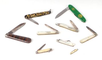 A silver mother of pearl handled fruit knife; together with other mother of pearl handled pen knives