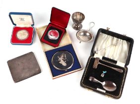 A quantity of silver items, to include boxed Siam silver compact, silver mounted purse and two boxed