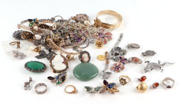 A quantity of assorted vintage costume jewellery to include a shell cameo brooch, rings,