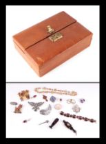 A small collection of Victorian and later jewellery to include a banded agate desk seal with