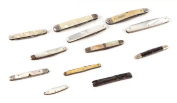 A group of pocket knives to include mother of pearl examples.