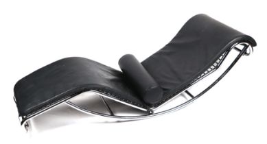 Le Corbusier style LC4 chaise longue with black leather and chrome base.