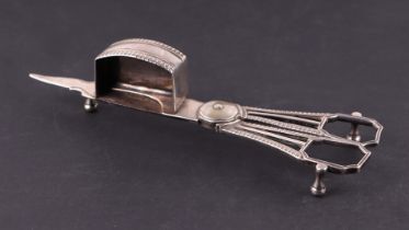 A pair of George III silver sprung handled candle snuffers, William Bennett, London 1809, 96g.