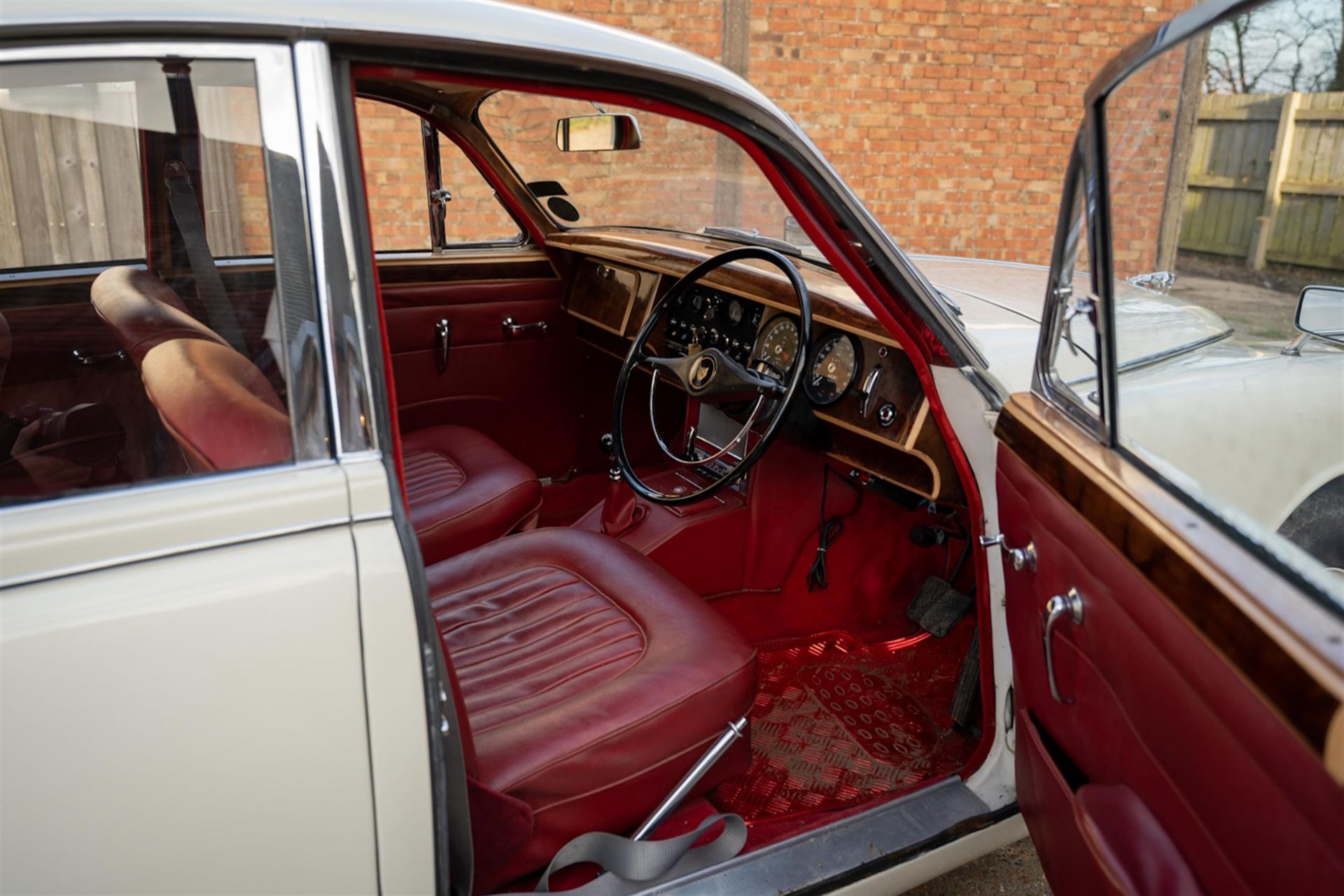 1968 Jaguar 240 Saloon - Manual - Image 5 of 10