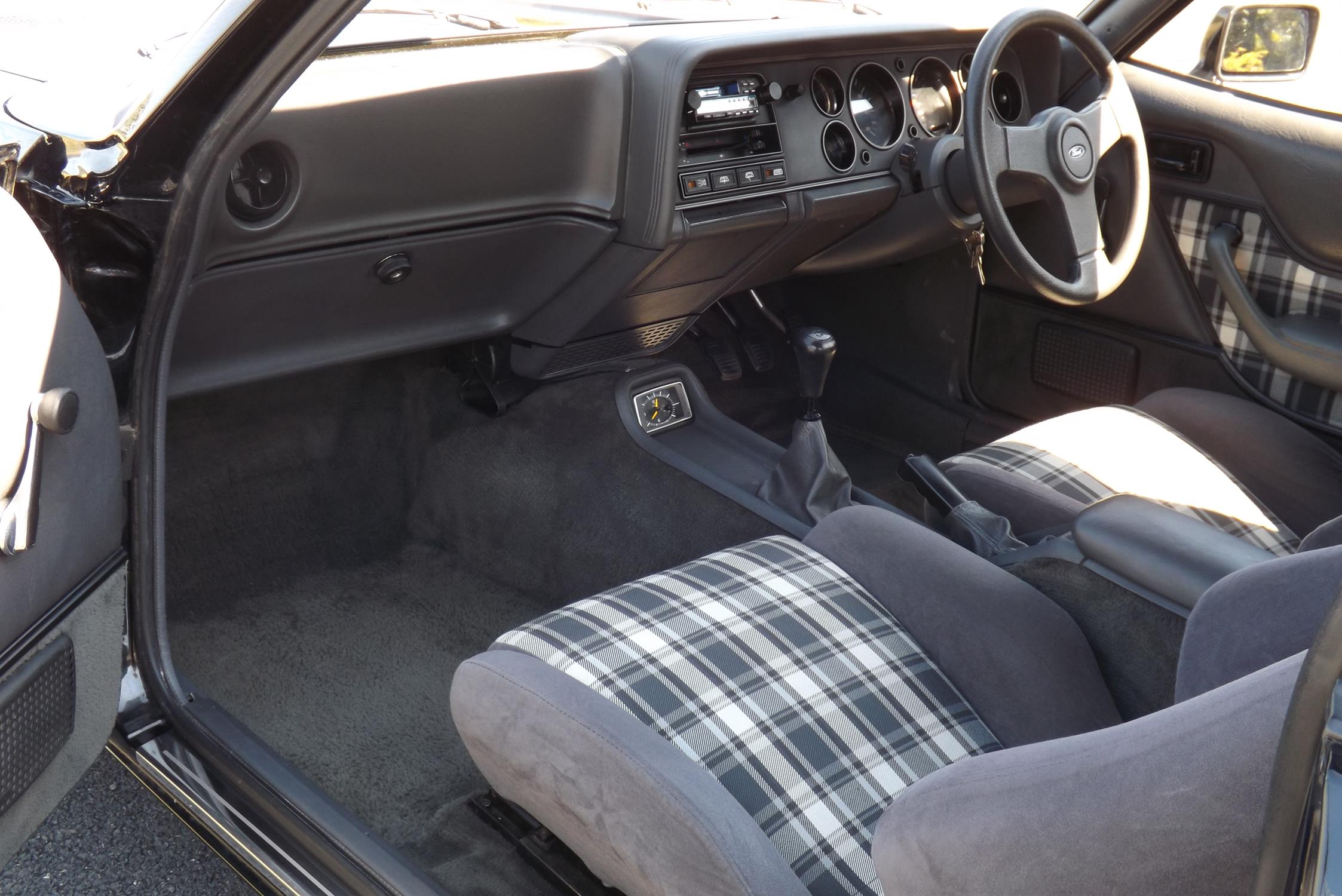 1982 Ford Capri Mk 3 2.8 Injection - Image 2 of 10