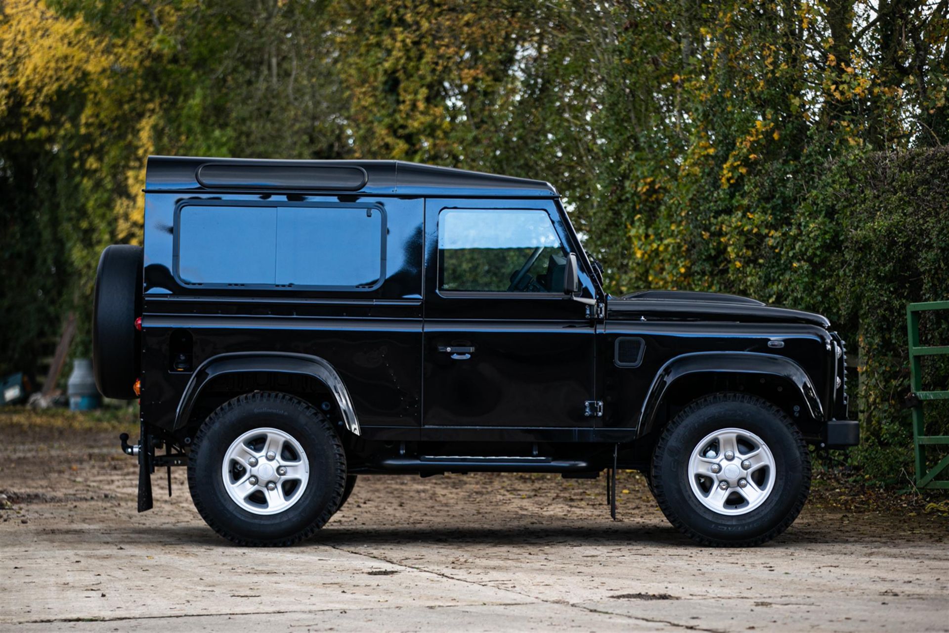 2016 Land Rover Defender 90 2.2 XS TDCI - 130 Miles - Image 5 of 10