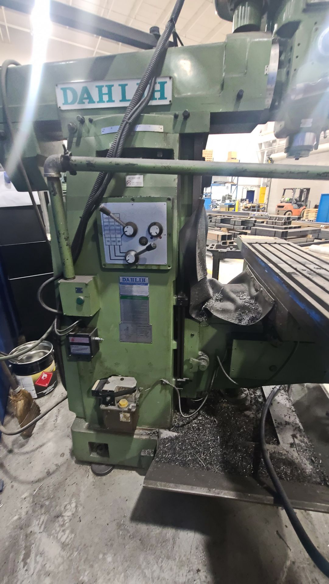 Dah-Lih DL GH950 Vertical/Horizontal Milling Machine, Adjustable Automatic Feeds, Centralized - Image 10 of 17