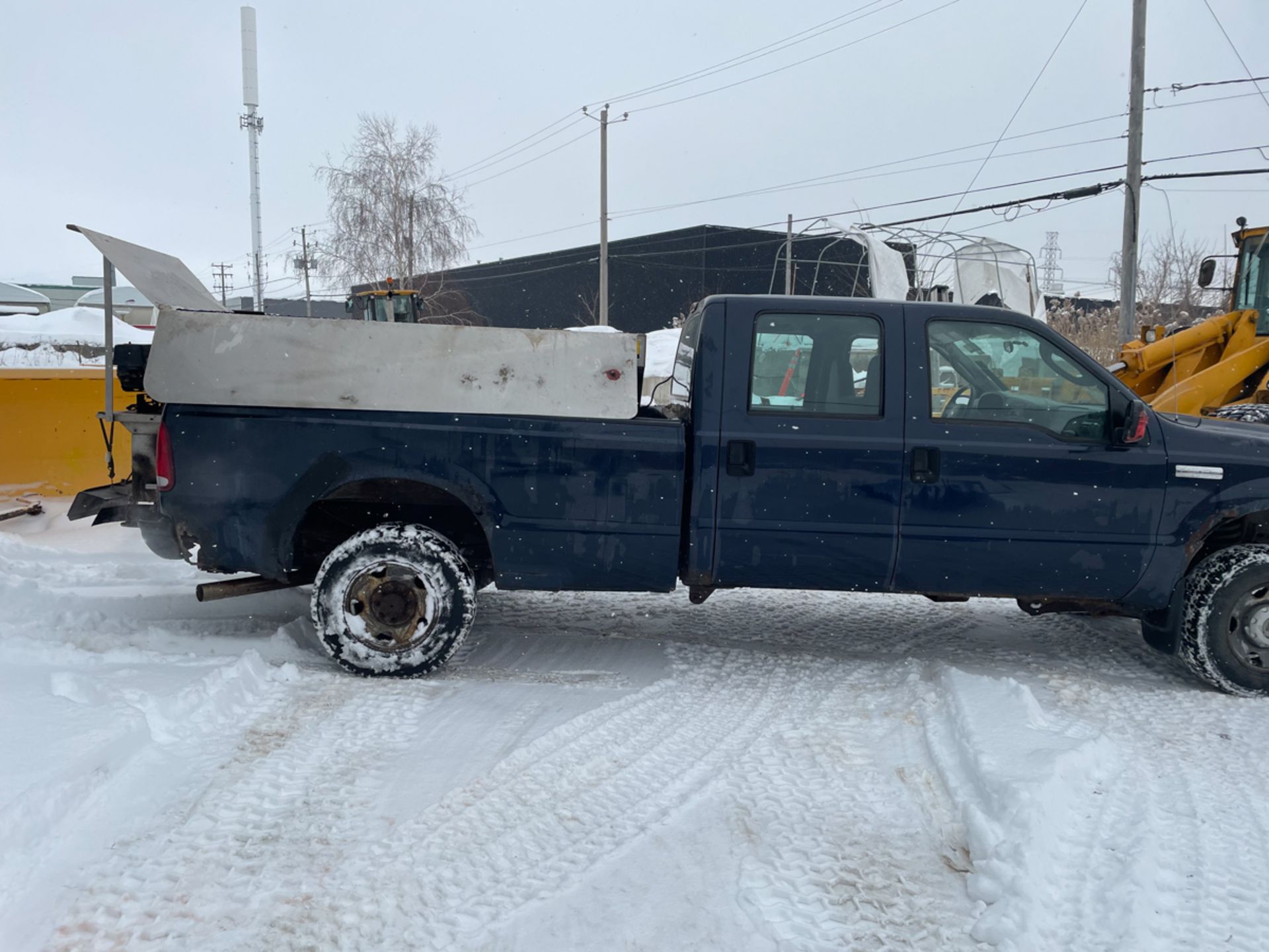 2005 FORD F-350 PICKUP TRUCK, 049472 KM, 6.8L V10 GAS ENGINE, 4X4 AUTO. TRANSMISSION, VIN# 1FTWW31Y - Image 6 of 7