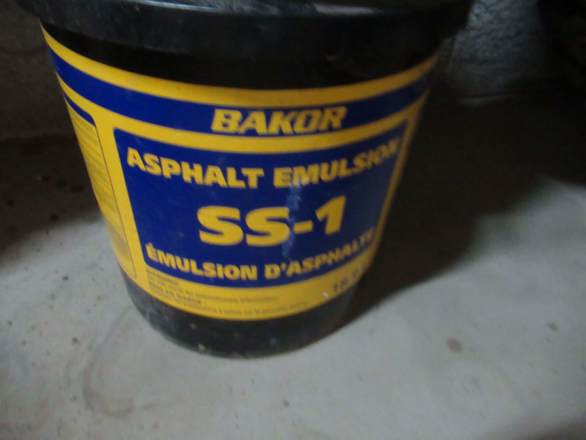 LOT DE 2 EMULSION D'ASPHALTE BAKOR 8.6GAL. - Image 2 of 2