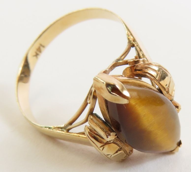 A tiger's eye stone set ring, the single cabochon - Image 5 of 8