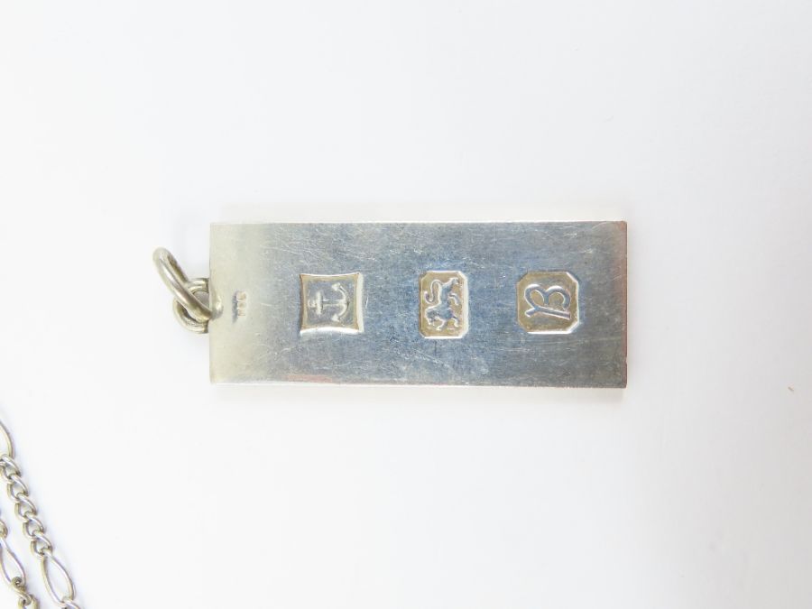 A silver feature hallmark ingot pendant on a chain - Image 5 of 8