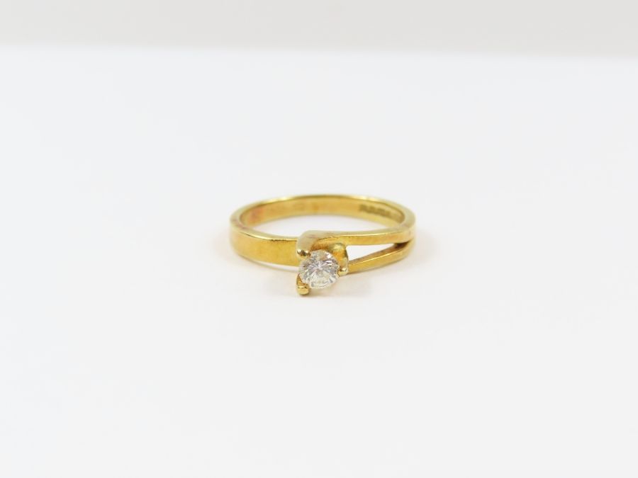 An 18ct gold diamond solitaire twist ring, the sin - Image 2 of 5