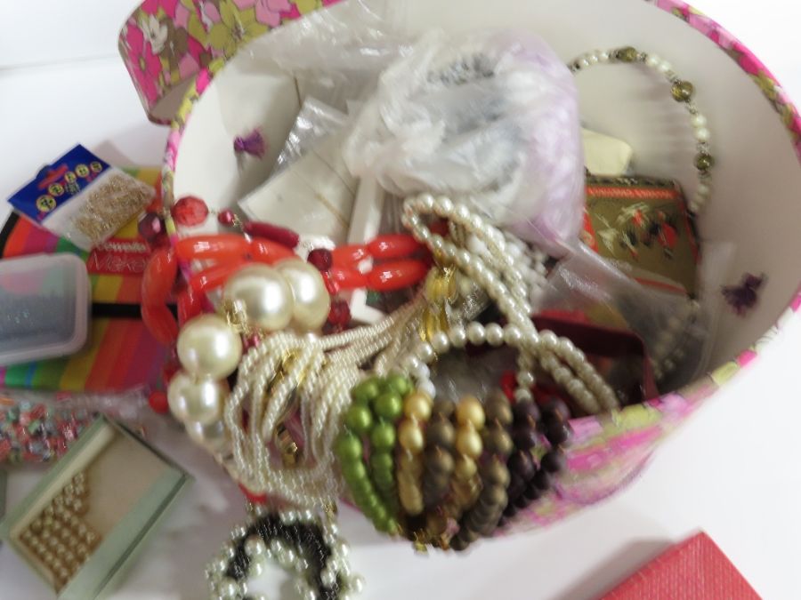 A quantity of vintage and modern costume jewellery - Image 3 of 12