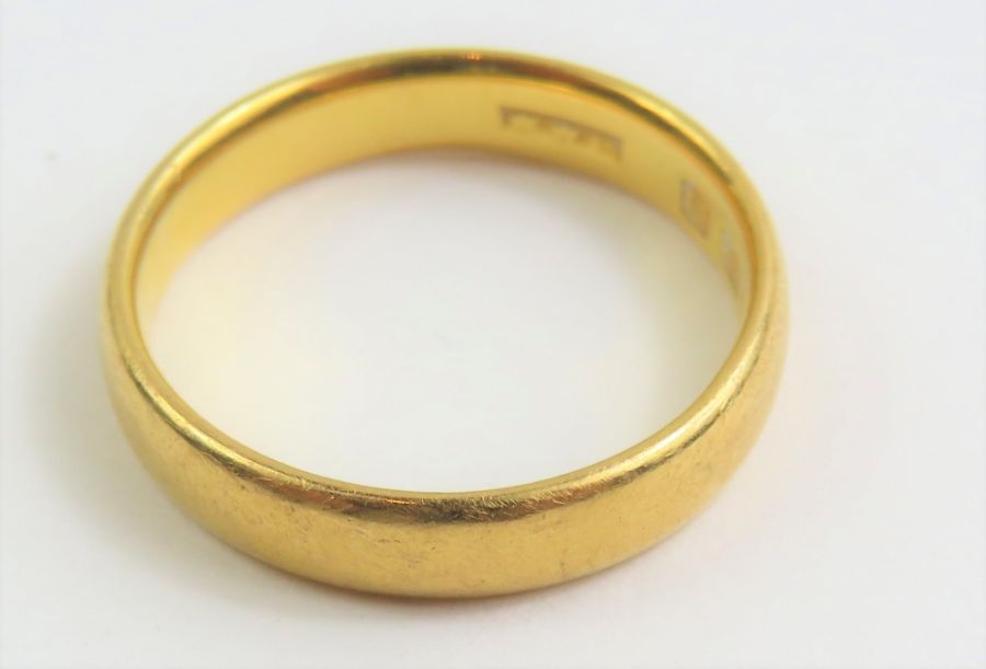 A 22ct gold wedding band