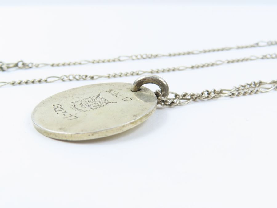 A silver feature hallmark ingot pendant on a chain - Image 4 of 8