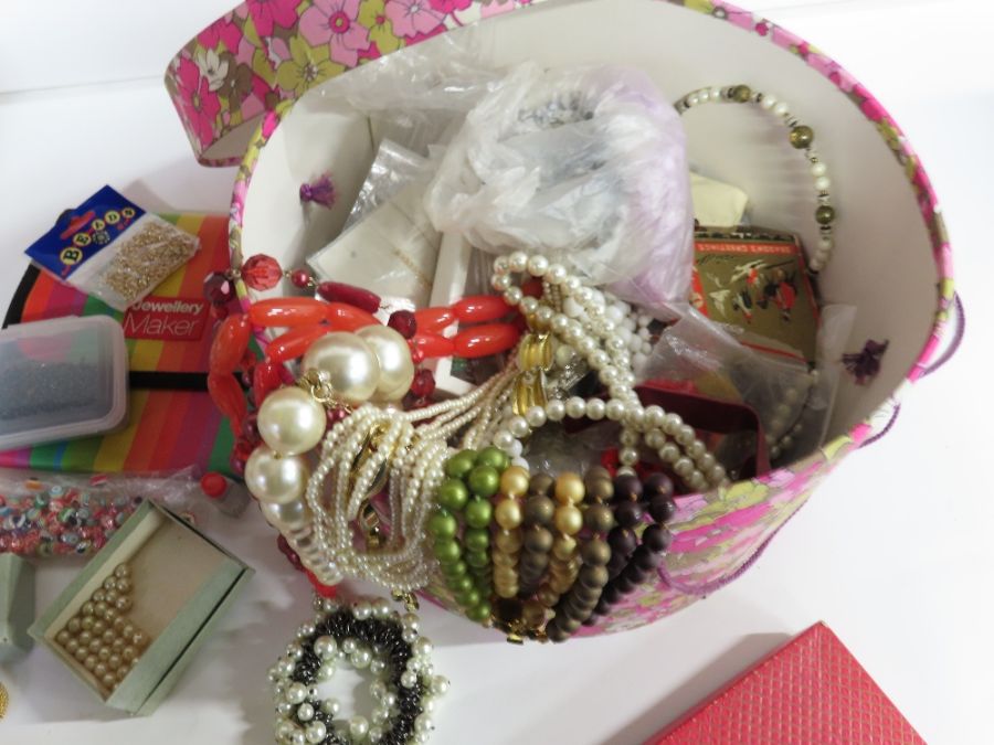 A quantity of vintage and modern costume jewellery - Image 4 of 12