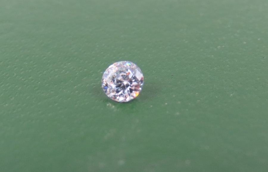 A loose round brilliant cut diamond, 0.10ct, toget - Image 3 of 5