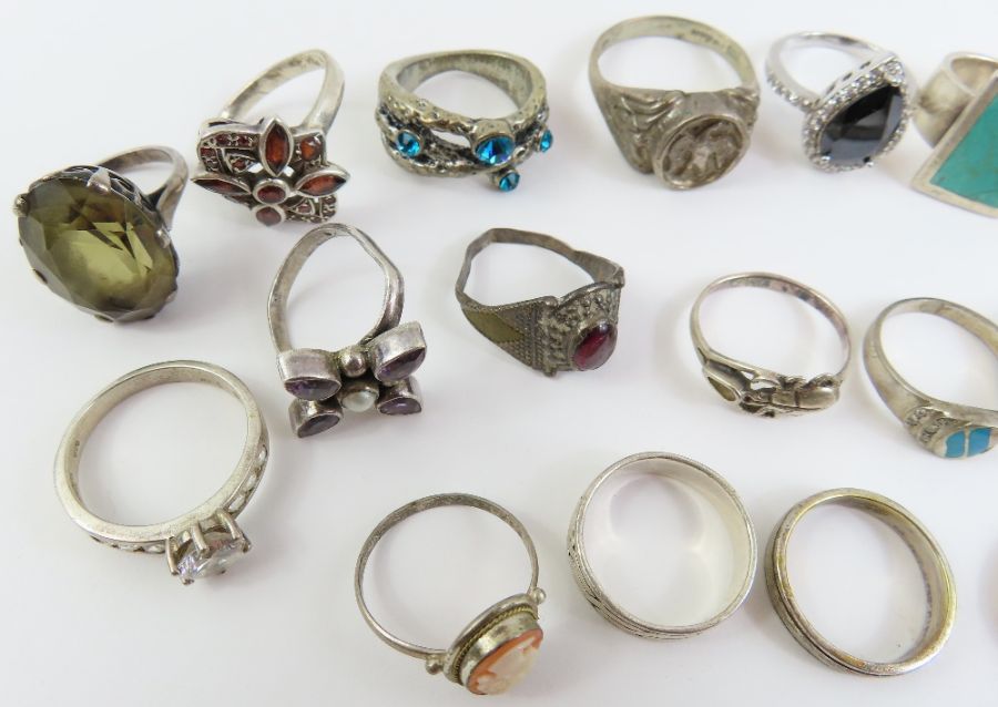 A collection of twenty four silver and silver colo - Image 7 of 8