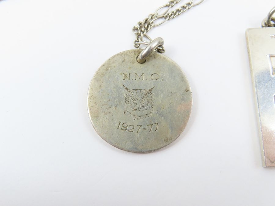 A silver feature hallmark ingot pendant on a chain - Image 3 of 8