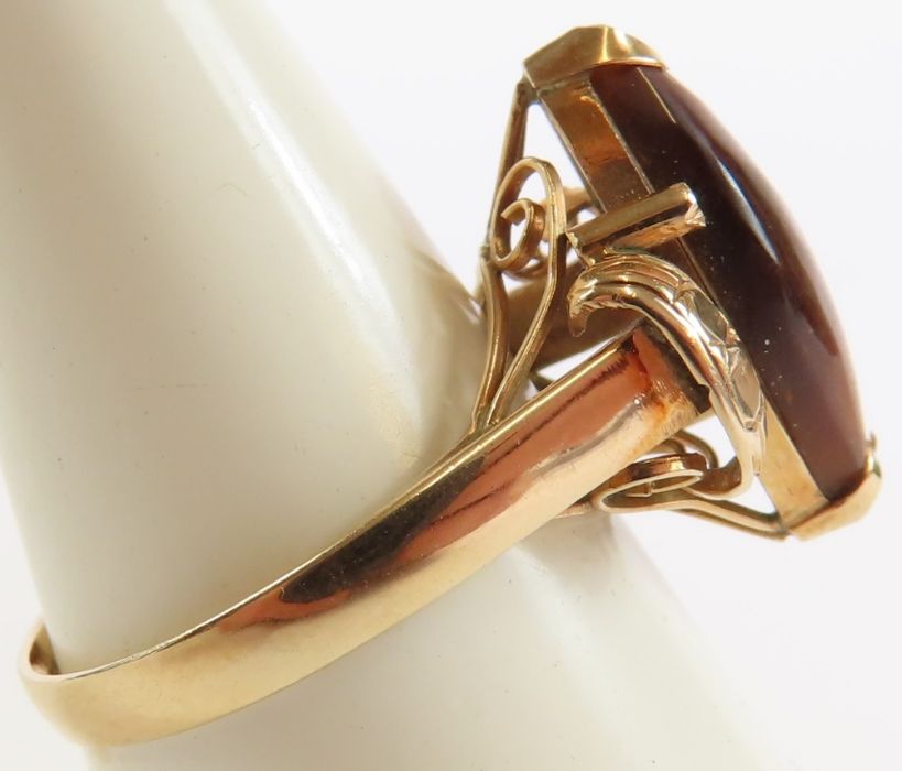 A tiger's eye stone set ring, the single cabochon - Image 2 of 8