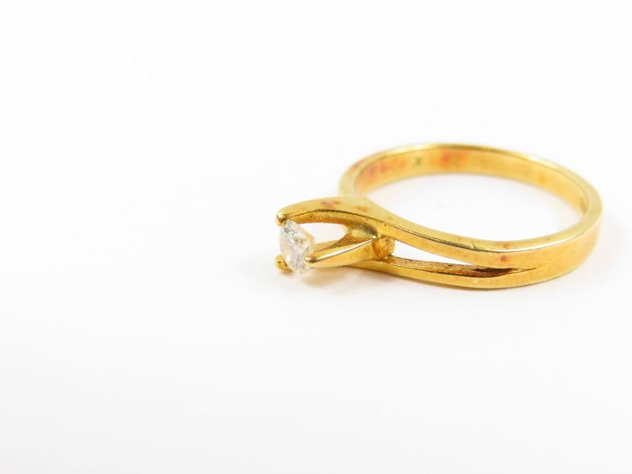 An 18ct gold diamond solitaire twist ring, the sin - Image 5 of 5