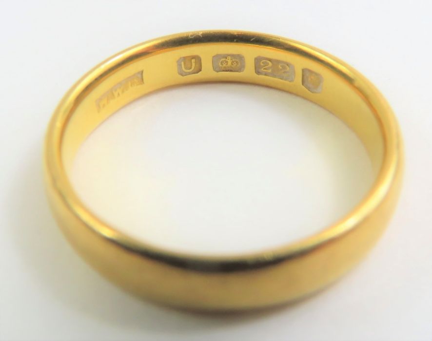 A 22ct gold wedding band - Image 2 of 2