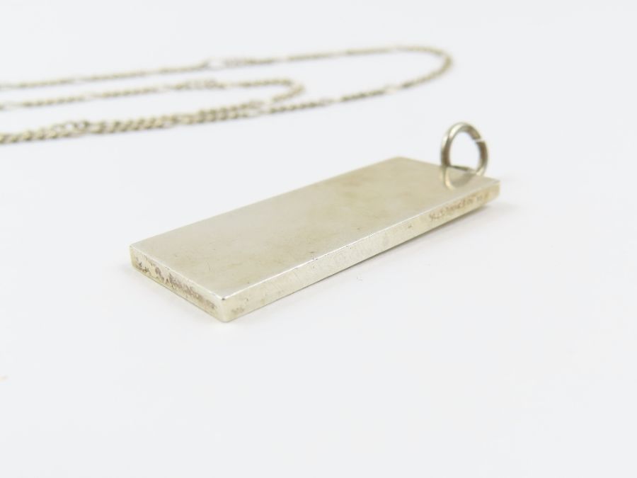 A silver feature hallmark ingot pendant on a chain - Image 7 of 8