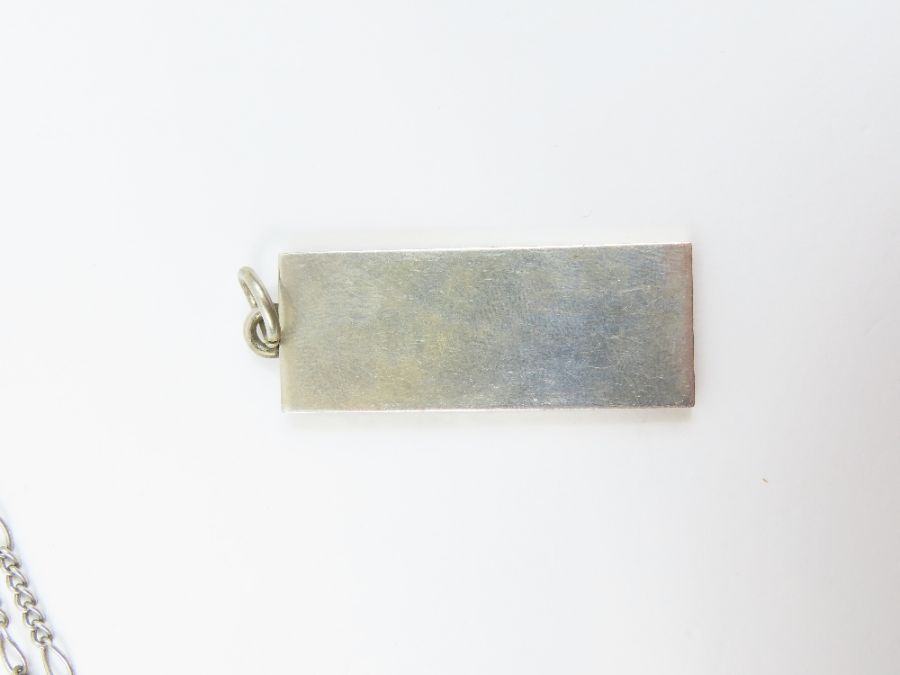 A silver feature hallmark ingot pendant on a chain - Image 6 of 8
