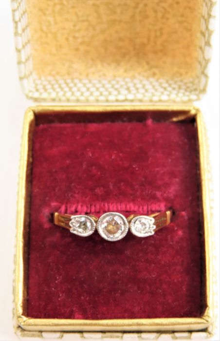 An early 20th century three stone diamond ring, th - Image 3 of 5