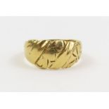 An 18ct gold patterned ring, finger size P, 5.18g