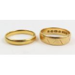 A wide 18ct gold patterned wedding band, finger si
