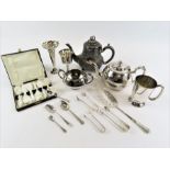 A collection of silver plated items to include a t