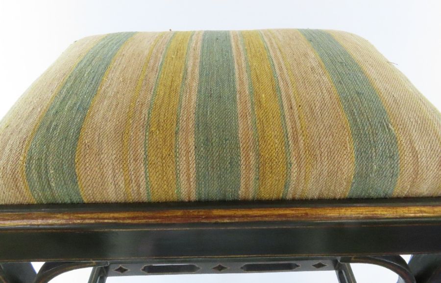 A painted wood stool with drop-in upholstered seat - Bild 2 aus 3