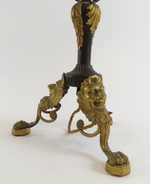 A decorative bronze and gilt metal table lamp, the - Image 3 of 3