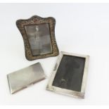 A silver hallmarked cigarette case, 162 grams gros