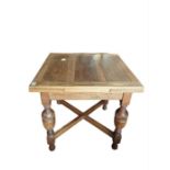 An early 20th Century oak draw leaf dining table o