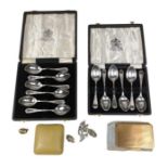 A set of cased tea spoons, a compact, costume jewe