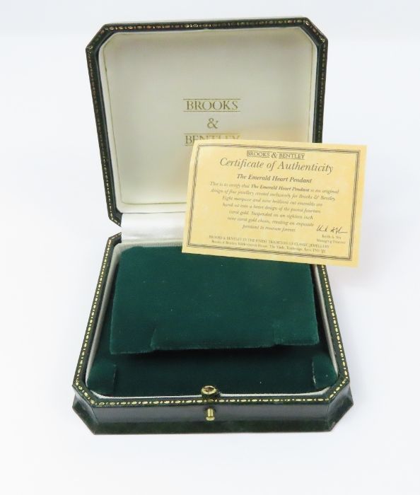 A Brooks and Bentley 9 carat gold emerald heart pe - Image 6 of 6