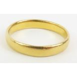 A 22ct gold wedding band, finger size L, 2.8g gros