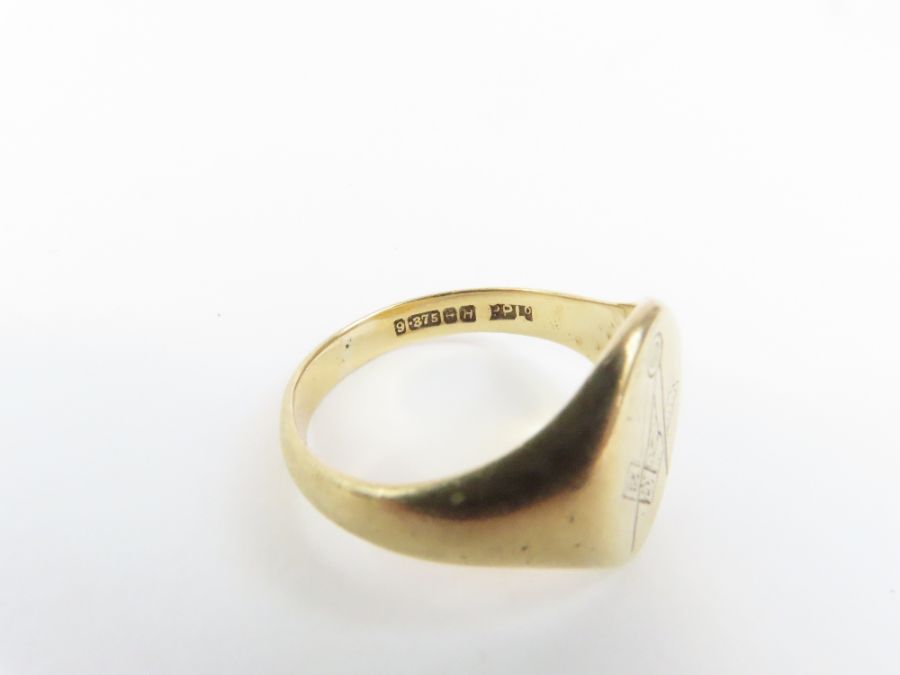 A 9ct gold Masonic signet ring, finger size S 1/2, - Image 3 of 3