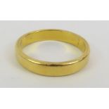 A 22ct gold wedding band, finger size M, 4.2g gros