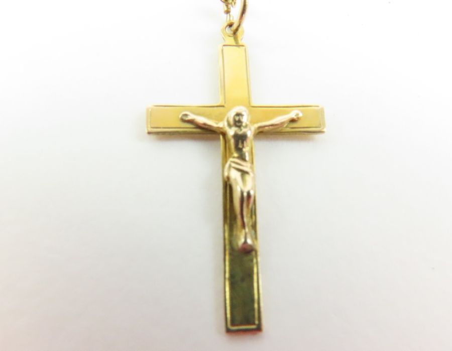 A 9ct gold crucifix, a 9ct gold box link chain, a - Image 10 of 11