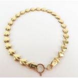 A 9ct gold heart link bracelet, 19cm long, 5.1g gr