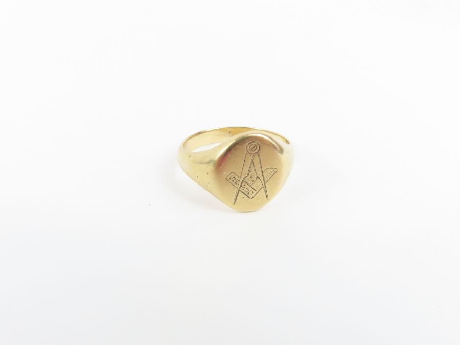 A 9ct gold Masonic signet ring, finger size S 1/2,