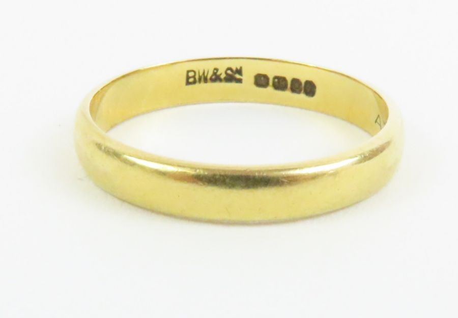 An 18ct gold wedding band, finger size K, 2.1g gro