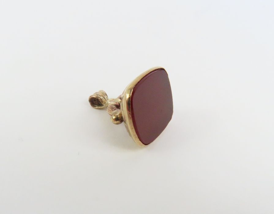 A fob set with a dark red hardstone, 1.8cm high - Image 2 of 7
