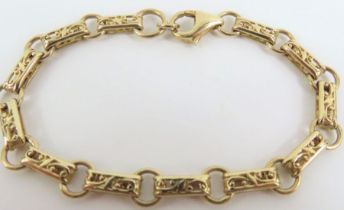 An unmarked gold bracelet, with mixed links, the r